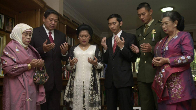 Susilo Bambang Yudhoyono bersama keluarga sebelum dilantik sebagai presiden 2004