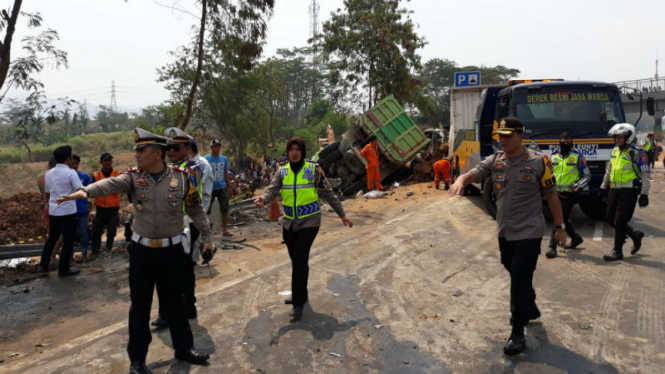 Polisi evakuasi di lokasi kecelakaan maut di Tol Cipularang Senin 2 September 2019.