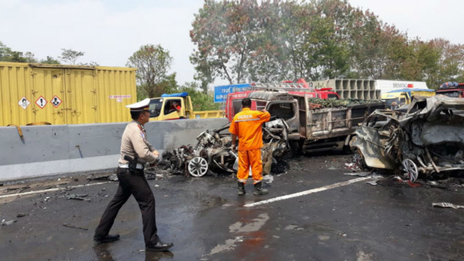 Kecelakaan beruntutun di Tol Cipularang, Senin 2 September 2019.