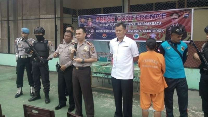 Polisi memperlihatkan seorang wanita tersangka pembunuh suaminya di Kabupaten Dharmasraya, Sumatera Barat, dalam konferensi pers, Senin, 2 September 2019.