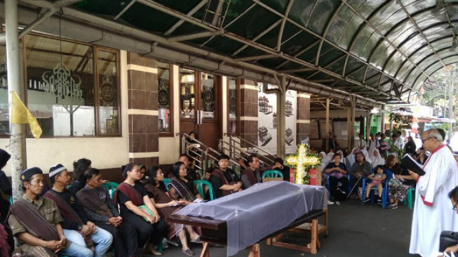 Kebaktian tutup peti di depan halaman Masjid Darussalam Cempaka Baru, Jakarta.