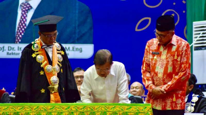 Jusuf Kalla didampingi Rektor Universitas Syiah Kuala dan Plt Gubernur Aceh menandatangani peresmian gedung fakultas milik Universitas Syiah Kuala di Banda Aceh, Aceh, Senin, 2 September 2019.