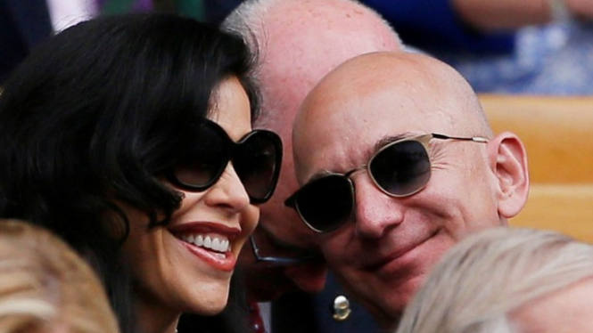 Tertangkap Kamera, Jeff Bezos dan Kekasihnya "Bakar Duit" Lagi. (FOTO: Reuters).