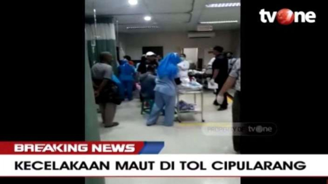 Korban luka kecelakaan maut di Tol Cipularang dilarikan ke rumah sakit terdekat, Selasa 2 September 2019