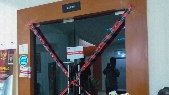 Pintu masuk ruangan kerja Bupati Muara Enim setelah disegel KPK