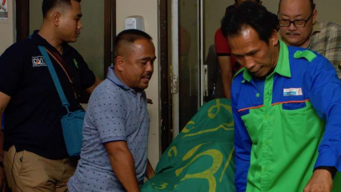 Petugas membawa jenazah korban kecelakaan beruntun Tol Cipularang KM 92 di RS MH Thamrin, Purwakarta, Jawa Barat, Senin (2/9/2019). Kecelakaan tersebut melibatkan sekitar 20 kendaraan yang mengakibatkan korban 25 orang luka ringan, empat orang luka berat 