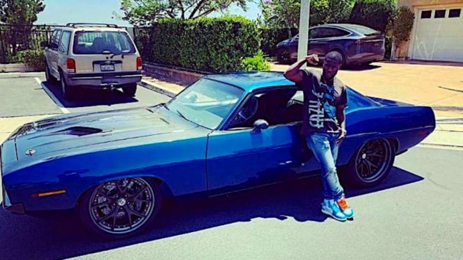 Komika Kevin Hart dan Plymouth Barracuda miliknya.