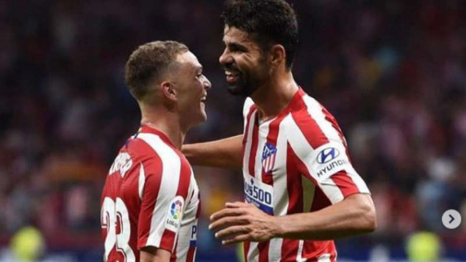 Bek Atletico Madrid, Kieran Trippier (kiri) dan Diego Costa.