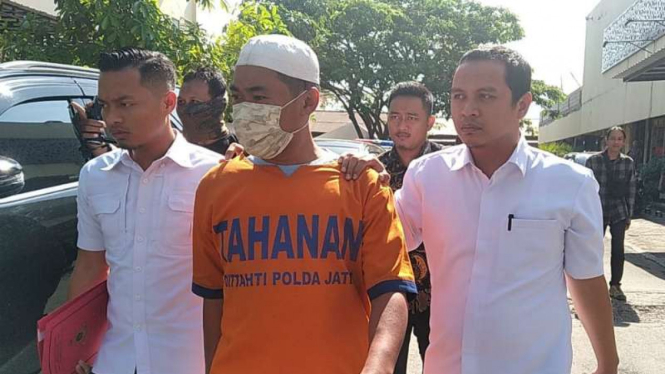 Syamsul Arifin dan Tri Susanti saat ditahan di Markas Polda Jatim di Surabaya pada Selasa, 3 September 2019.