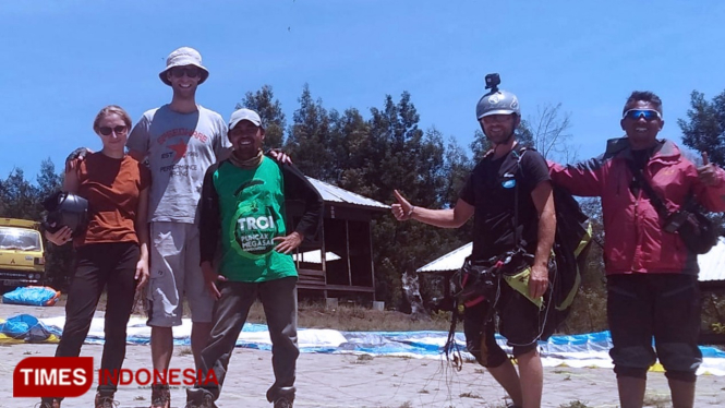 Ketiga warga  Jerman saat terbang di Puncak Megasari Kecamatan Ijen Bondowoso, didampingi Paralayang Kabupaten setempat (FOTO: Moh Bahri/TIMES Indonesia).