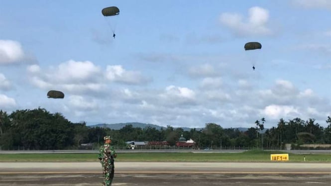 TNI melaksanakan latihan penerjun PPRC TNI tahun 2019, di Bandar Udara Sentani.