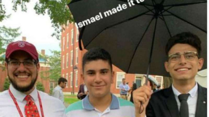 Ismail Ajjawi pengungsi Palestina  (tengah) masuk Harvard