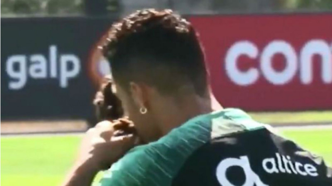 Aksi Cristiano Ronaldo cium rambut Renato Sanches