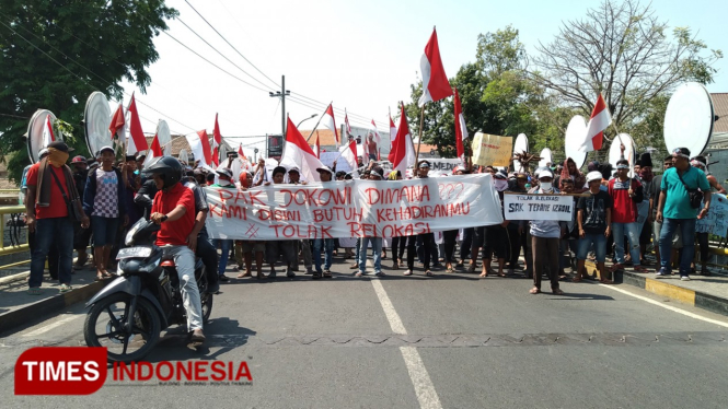 Aksi ribuan warga dari 10 desa menuju ke kantor Bupati Pasuruan. (FOTO: Robert/TIMES Indonesia)