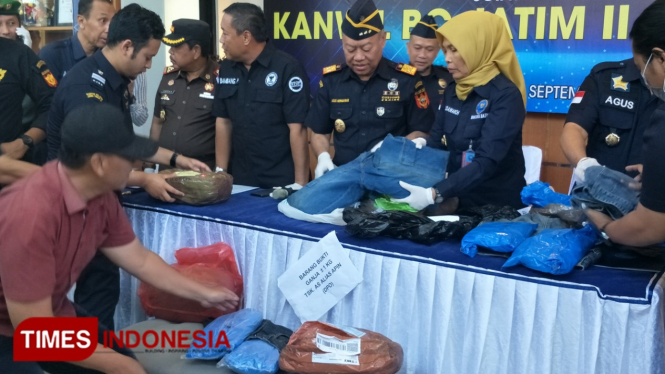 Bea Cukai bersama BNN se Malang Raya ketika menggelar press release joint operation dalam pengungkapan jaringan narkotika. (FOTO: Widodo Irianto/TIMES Indonesia)