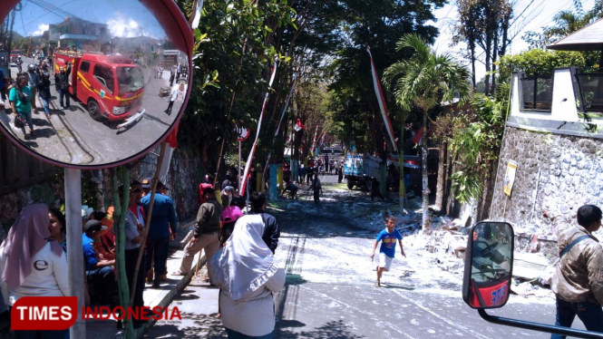 Petugas saat olah TKP ditempat kejadian perkara Jl Arumdalu, Songgoriti. (foto: Muhammad Dhani Rahman/TIMES Indonesia)