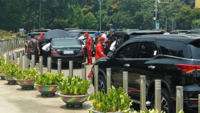 Mobil yang ditumpangi Presiden Jokowi mogok, di Bundaran Tugu Digulis.
