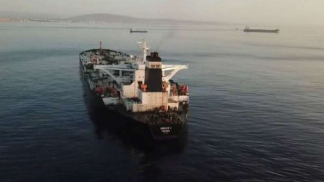Kapal tanker super angkut minyak Iran melewati Gibraltar