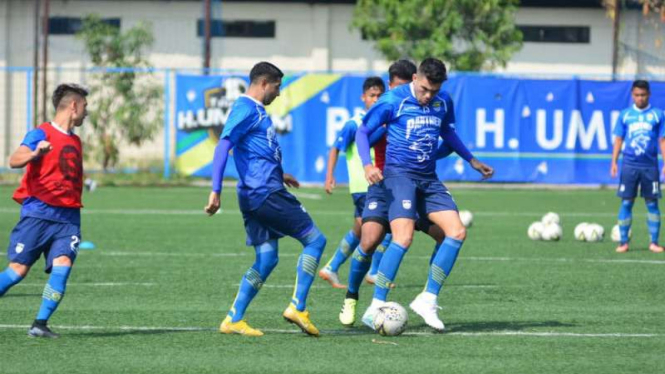 Pemain Persib Bandung latihan.