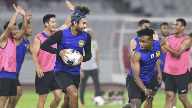 Pemain timnas Malaysia La'Vere Corbin-Ong (kiri) dan Mohamadou Sumareh (kanan) mengikuti latihan resmi di Stadion Utama Gelora Bung Karno, Senayan, Jakarta, Rabu (4/9/2019). 