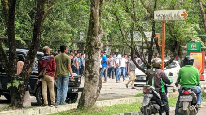 Tawuran mahasiswa di USU, Medan.