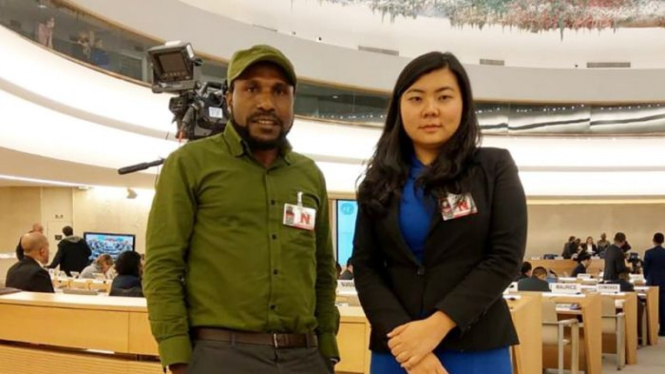 Aktivis Papua Victor Yeimo bersama pengacara Veronica Koman di gedung PBB di Jenewa.