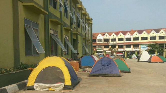 Suasana di tempat penampungan sementara pencari suaka di gedung eks Kodim.