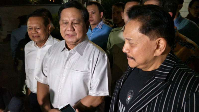 Prabowo dan Hendropriyono usai pertemuan di kediaman Hendropriyono.