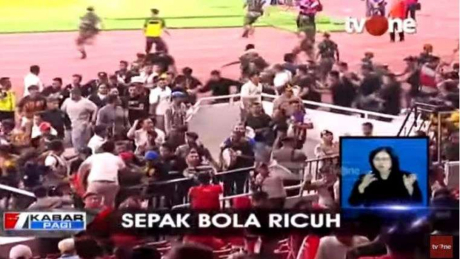 Keributan suporter di Stadiun GBK Jakarta usai Tim Indonesia kalah dari Malaysia, Kamis malam 5 September 2019