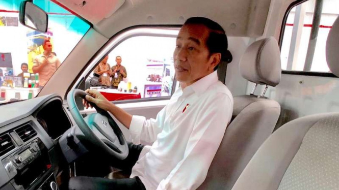 Presiden Jokowi menjajal mobil Esemka Bima