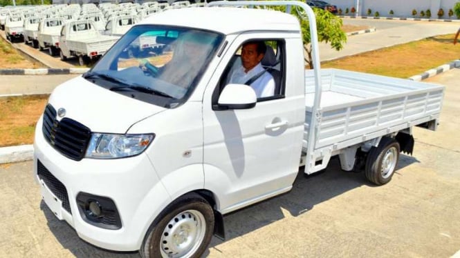 Presiden Jokowi menjajal mobil Esemka Bima