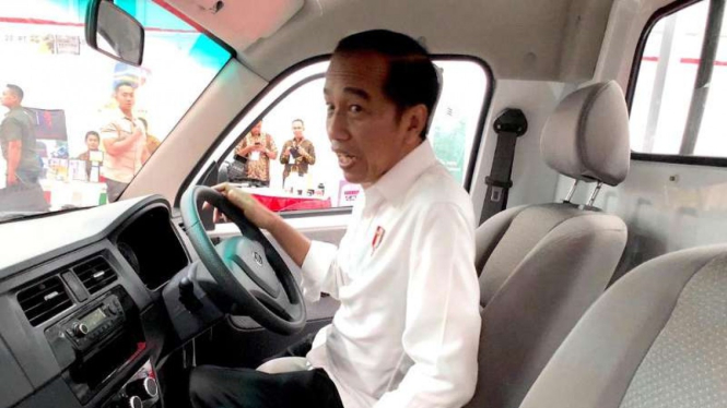 Presiden Jokowi menjajal mobil Esemka Bima