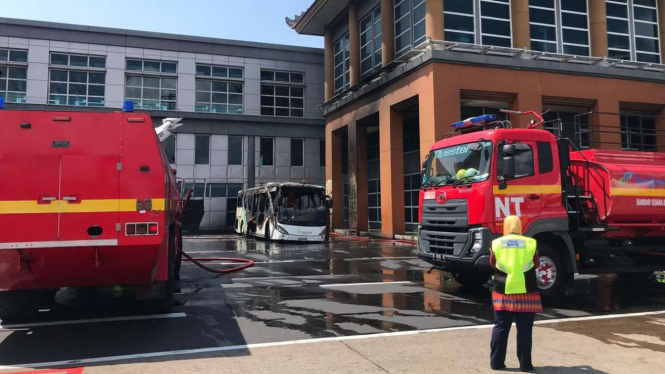 Bus handling terbakar di Bandara Ngurah Rai.