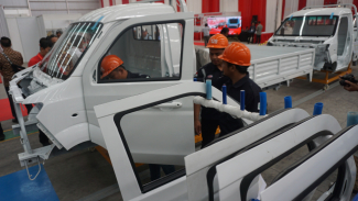 Melihat Lebih Dekat Pabrik Mobil Esemka