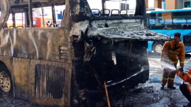 Bus terbakar di Bandara I Gusti Ngurah Rai, Bali.
