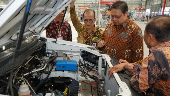 Menperin Airlangga Hartarto Memperhatikan Mesin Mobil ESEMKA