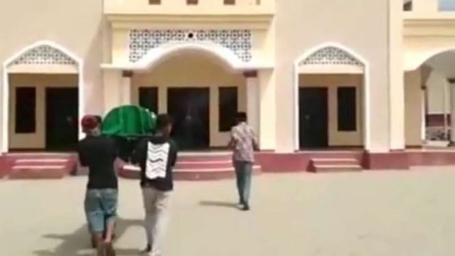 Jenazah Rayya dibawa ke masjid.