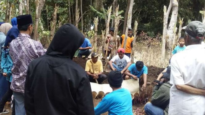 Pemakaman aktor video porno Vina Garut berinsial A alias Rayya