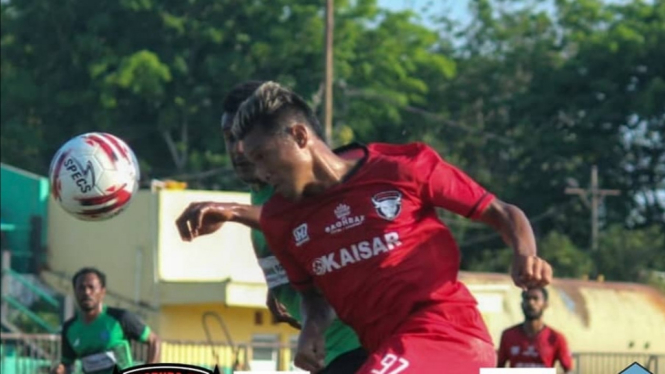Duel Madura FC vs PSBS Biak di Liga 2 2019. 