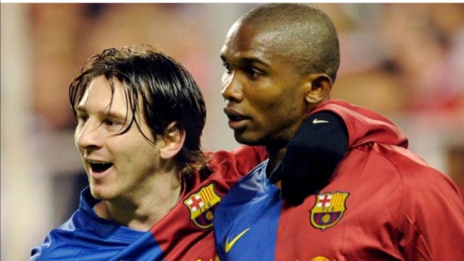 Mantan Penyerang Barcelona, Samuel Eto'o (kanan) 