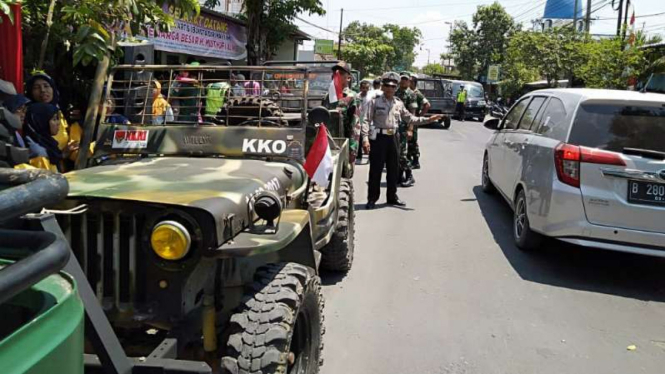 Jeep yang dikendarai Nia Daniaty saat pawai di Bojonegoro, Jawa Timur, pada Sabtu, 7 September 2019.