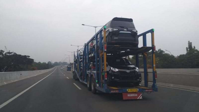 Toyota Calya (bawah) baru, dikirim tanpa selubung