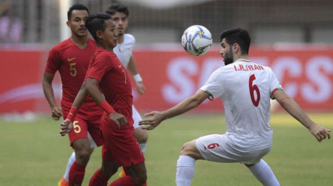 Pemain Timnas Indonesia U-19, Beckham Putra Nugraha (kiri) saat melawan Iran.