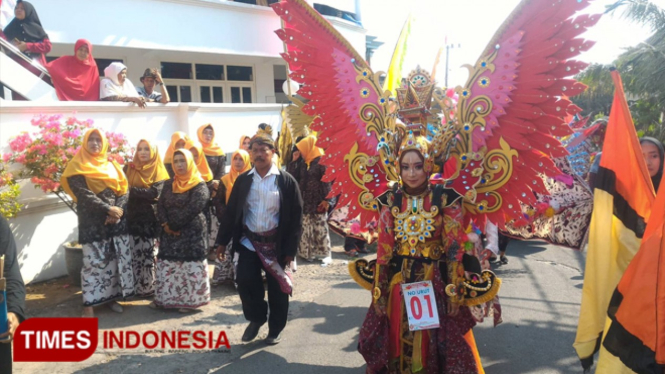 Kostum dengan motif batik Sendang disuguhkan di Festival Sego Muduk dan Carnival Batik Sendangagung. (Foto: Ardiyanto/TIMES Indonesia)