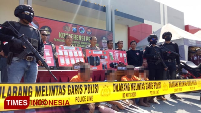 Kapolres Bangkalan AKBP Boby Pa"ludin Tambunan menunjukkan barang bukti sabu-sabu senilai Rp 1,75 miliar yang disita dari tangan empat bandar narkoba. (FOTO: Doni Heriyanto/TIMES Indonesia)