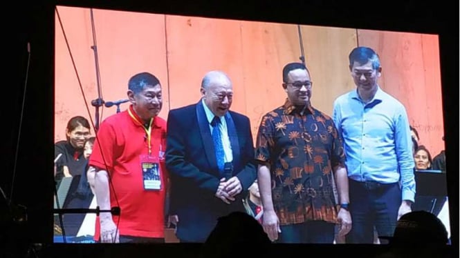 Anies Baswedan (kedua dari kanan) di Konser Akbar Jakarta 2019