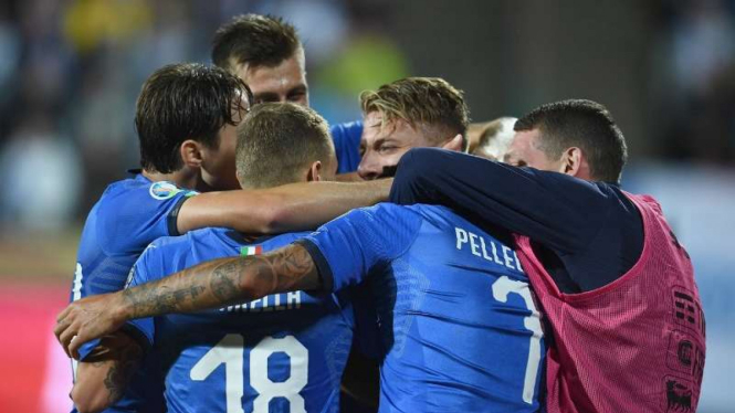 Para pemain Timnas Italia merayakan gol.