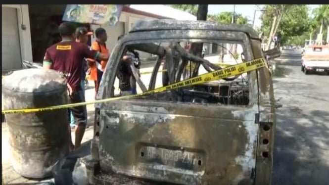 Mobil jenis MPV terbakar di Kota Pacitan, Jawa Timur. 