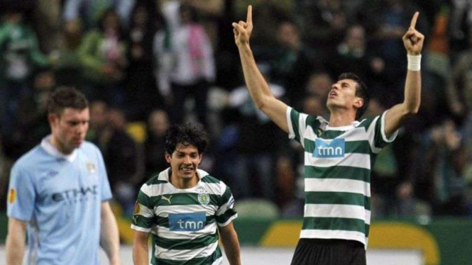Bersama Sporting Lisbon, Xandao (kanan) saat bobol gawang Manchester City