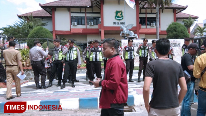 Warga Gili Raja Sumenep melakukan demo di depan Gedung DPRD Sumenep, Senin (9/9/2019). (FOTO: Ach. Qusyairi Nurullah/TIMES Indonesia).